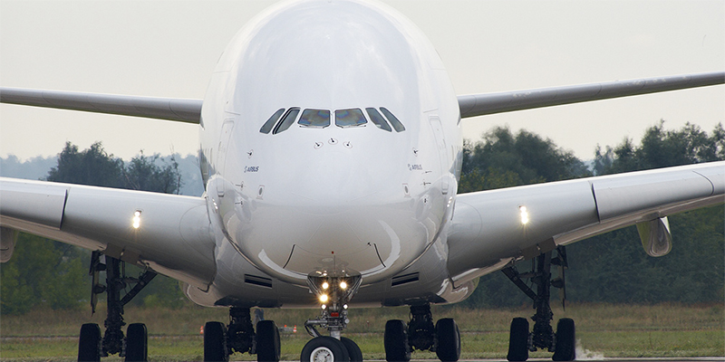 Aerolíneas y aeropuertos: ascenso a pesar de la incertidumbre; IAG y FERROVIAL, preferencias en ambos sectores
