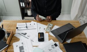 Cómo los jóvenes emprendedores pueden gestionar sus finanzas personales en dos países