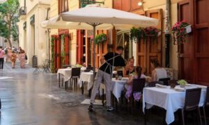 La tasa de desempleo cae al 9,87% en el segundo trimestre