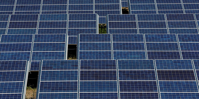 La energía solar es ahora la principal fuente de capacidad de energía instalada en China, superando al carbón por primera vez.